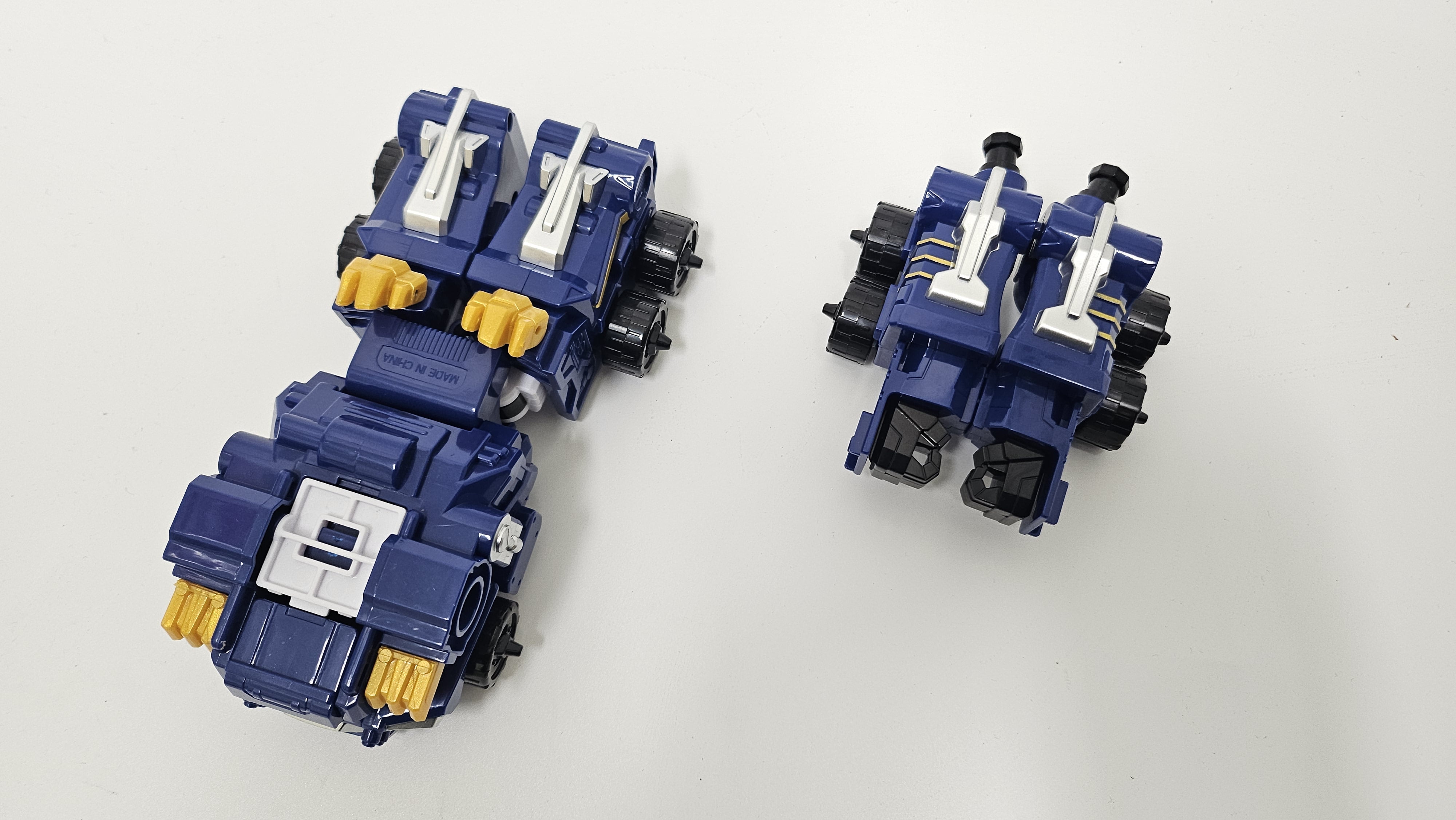 Tobot V Ultra Commander Transformation Robot - Robot Car Transformation 7in x 6 in x 3.5 in [Parallel imports]