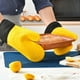 thumbnail image 4 of Guantes de Horno Gruesos y Aislantes | Guantes Resistentes Al Calor para Microondas | Guantes de Cocina Antideslizantes y Resistentes Al Calor | Guantes Protectores Cómodos y Duraderos para Cocinar,, 4 of 6