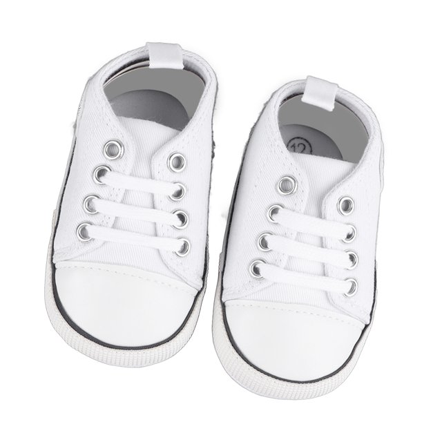 zapatillas de lenzo para bebés, zapatos casuales de bebé transirables para ropa diaria par de zapatos para bebé blanco de lienzo estilo tenis, vista cenital frontal, suela aprox. 12 cm (4.7 in), cordones simulados, ojales metálicos y puntera blanca, interior visible, aptas para 6-8 meses; fondo blanco.