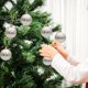 thumbnail image 1 of Juego de 6 Adornos Navideños: Bolas Pequeñas de 6 Cm con Diseño de Casita, Chapadas En Oro, de Plástico Irrompible, Ideales para Colgar En El Árbol o Decorar Cualquier Espacio., 1 of 6