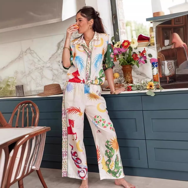 conjunto de 2 piezas de camisa de manga larga para mujer, traje elegante con solapa, blusa de un solo pecho, pantalones estampados, trajes de vacaciones: vista 3/4 de mujer con blusa de manga larga arremangada y cuello solapa con botones, pantalones de pierna ancha de cintura media y elástico con estampado multicolor, fibra sintética (poliéster), corte loose; también adecuado como conjunto cómodo para viajes.