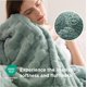 thumbnail image 4 of Manta de cama con forro polar Queen, color verde salvia, 230 x 230 cm, 4 of 8