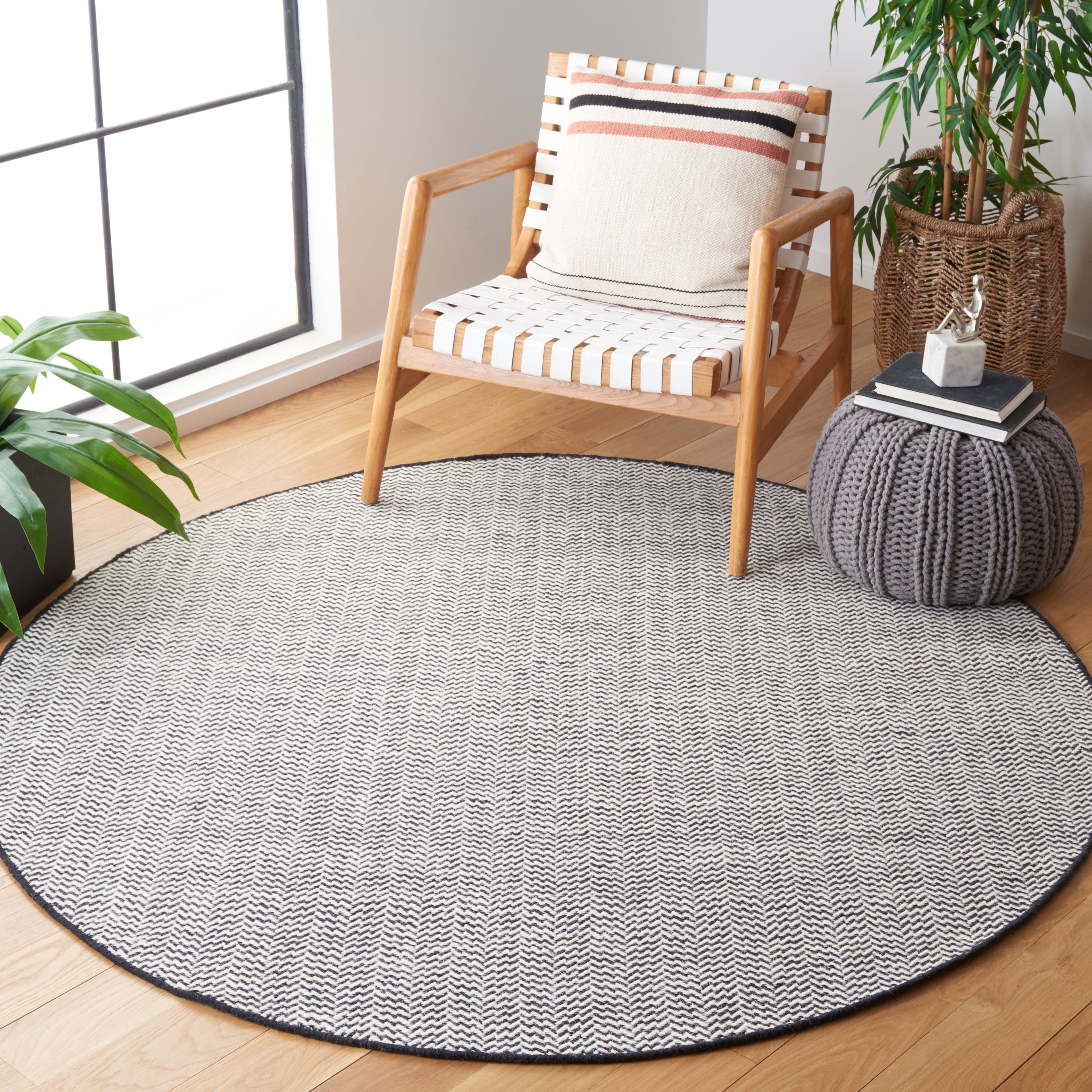 SAFAVIEH Vermont Zavia Chevron Area Rug, Black/Ivory, 6' x 6' Round