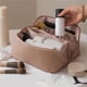 thumbnail image 4 of Neceser de viaje de gran capacidad, neceser de maquillaje de cuero, neceser portátil para cosméticos y artículos de aseo con asa y separador, 4 of 5