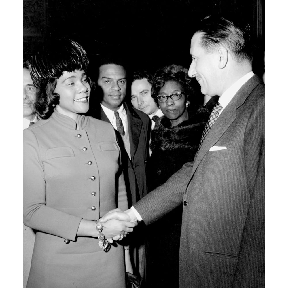 Coretta Scott King receiving an award from the Milan Municipal