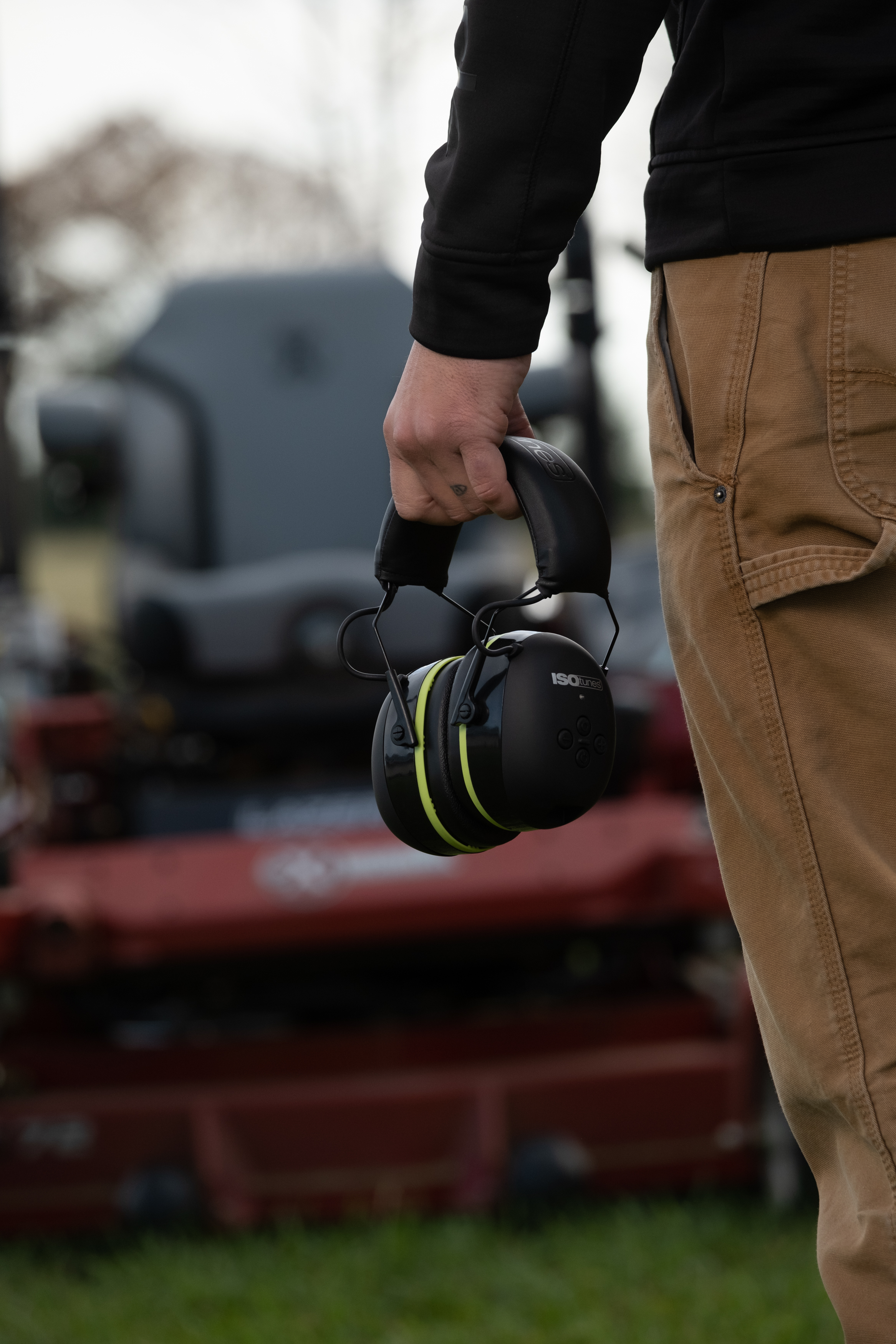 ISOtunes AIR DEFENDER Bluetooth Earmuffs: Comfortable Wireless Hearing  Protection with 40 Hour Battery Life