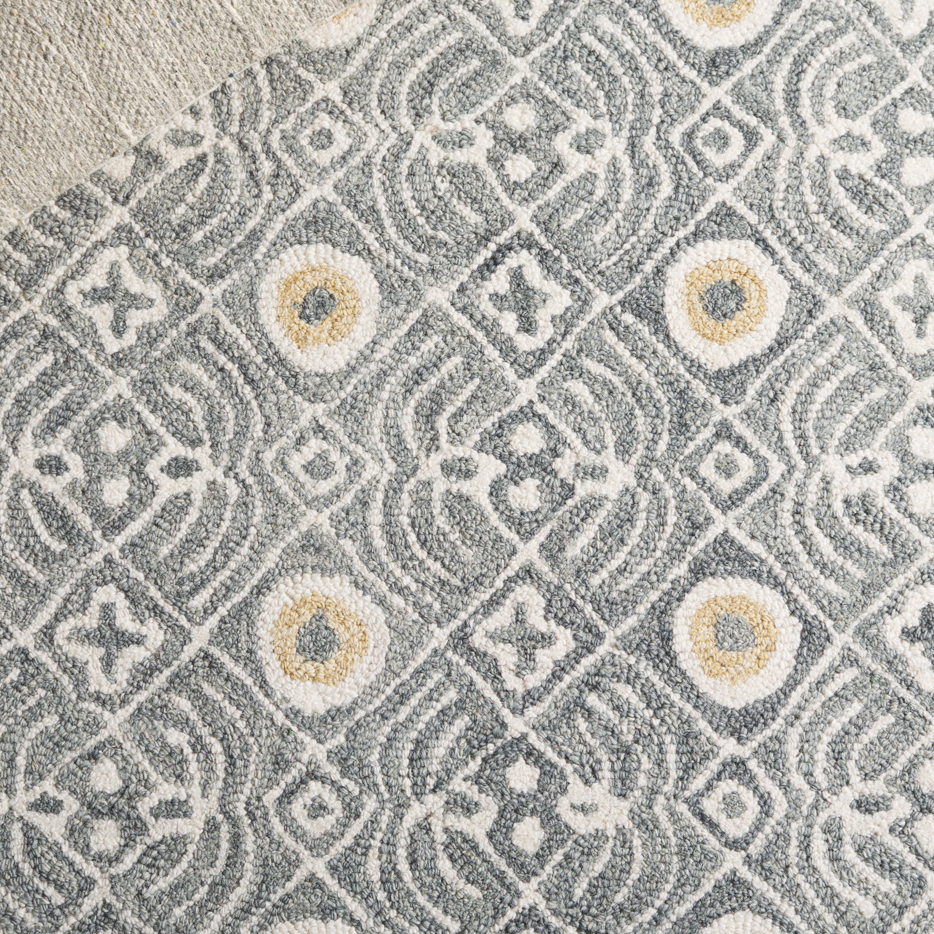 SAFAVIEH Micro-Loop Blazhe Floral Area Rug, Silver/Ivory, 4' x 6'