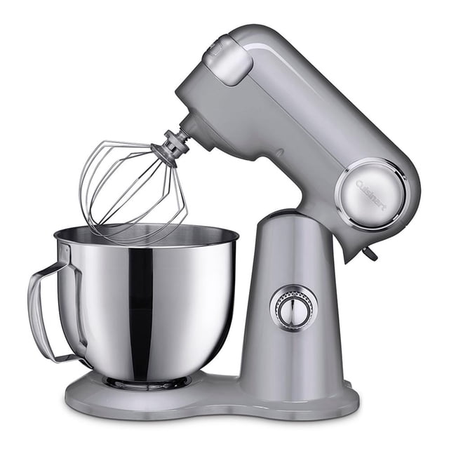 batidora cuisinart sm-50bces 12 velocidades plateada, vista frontal 3/4 con cabezal inclinable levantado; bol de acero inoxidable 5.5 L con mango y batidor de globo, base de metal fundido a presión con perilla de 12 velocidades y protector contra salpicaduras; incluye gancho de masa y paleta, accesorios aptos para lavavajillas; a menudo usada para repostería casera.