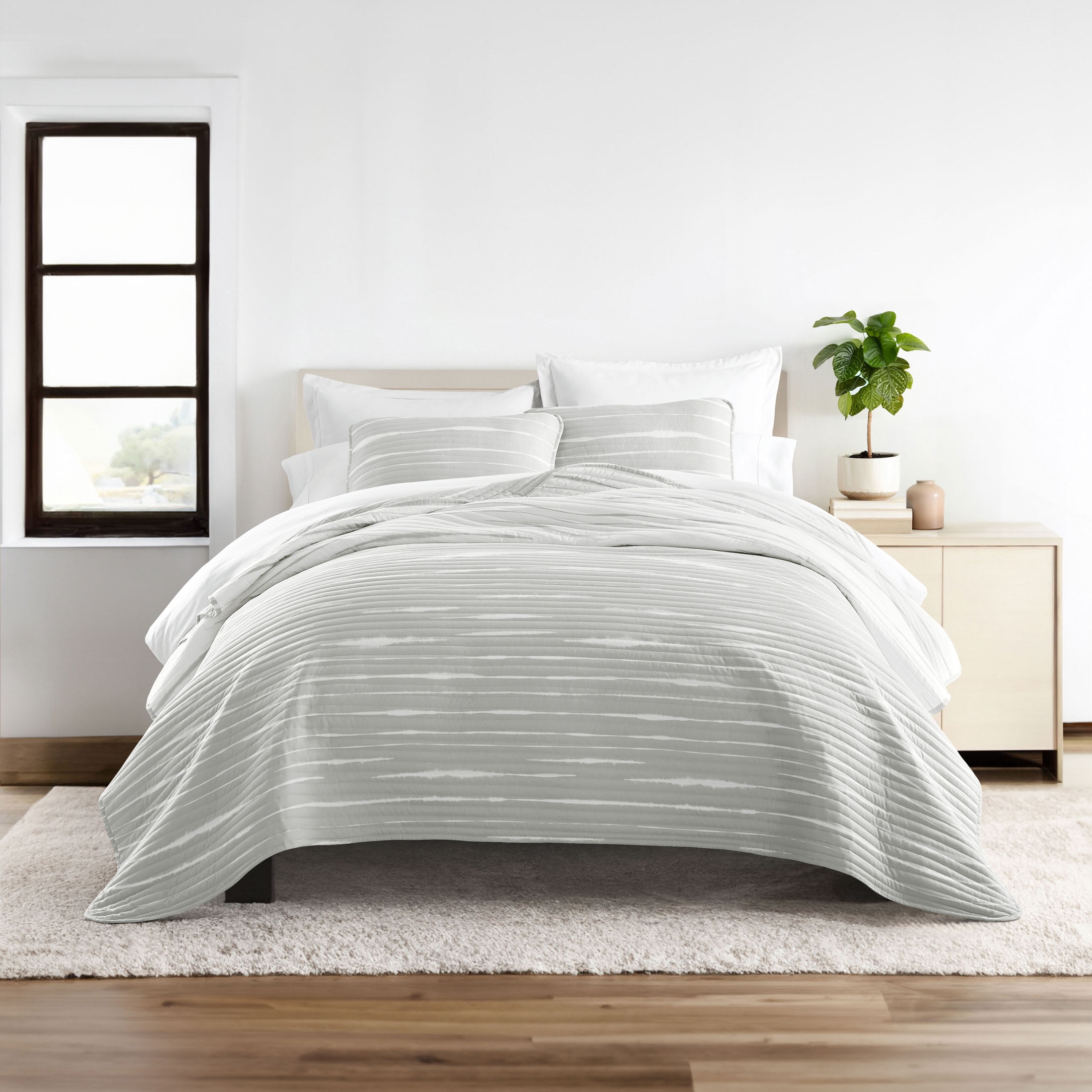 Lightweight Reversible Quilt Sets in Light Gray Horizon Patterned Coverlet for King/Cal King Size Beds by Comfort Canopy