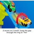thumbnail image 4 of Fisher-Price Little People Juguete para niños pequeños Hot Wheels Spiral Stunt Speedway Race Track Set con 2 autos para juegos de simulación Niños a partir de 18 meses, 4 of 5