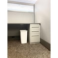 thumbnail image 2 of Bote de basura Rubbermaid pequeño de 34 litros para cocina/baño, color blanco, 2 of 5