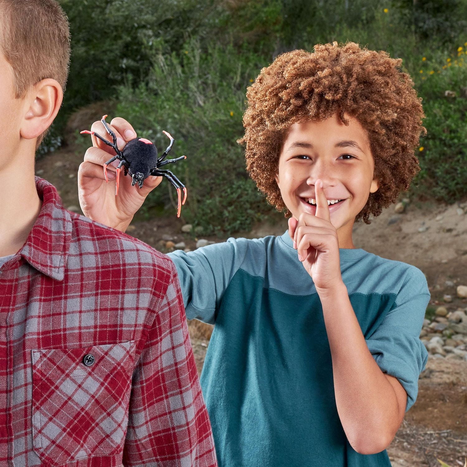 Robo Alive Crawling Spider Glow In the Dark Battery-Powered Robotic Toy