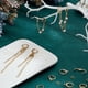 thumbnail image 4 of Kit de accesorios para aretes chapados en oro de 18 quilates, 30 ganchos de latón para aretes, aros Huggie con cierre de palanca y 30 anillas abiertas de acero inoxidable de 6 mm., 4 of 5