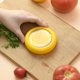 thumbnail image 4 of Contenedor para guardar aguacates y tomates: juego de 4 recipientes de almacenamiento reutilizables para el refrigerador, ideales para ajo, cebollas, limones y papas, 4 of 5