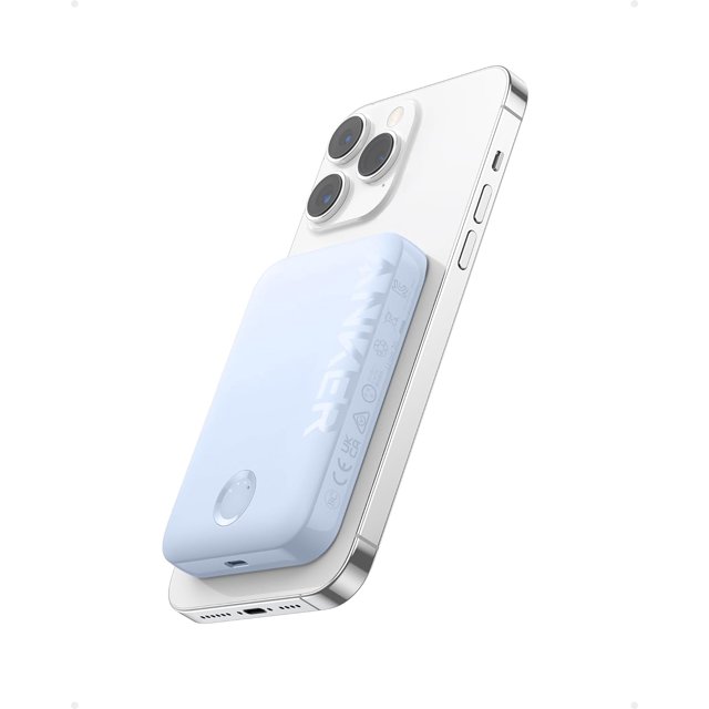 banco de energía, batería magnética 321 (PowerCore Magnetic 5K) multicolor — vista 3/4 frontal de un cargador portátil inalámbrico magnético azul claro acoplado a la parte trasera de un iPhone blanco; compacto de 3.7 × 2.5 × 0.59 pulgadas con bordes redondeados, botón circular, puerto USB-C y texto de marca visible; ideal para carga rápida en viaje y también adecuado para cargar accesorios pequeños durante desplazamientos.