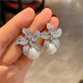 thumbnail image 3 of Pendientes de flor de lirio con diamantes superbrillantes y aguja de plata S925 para mujer, elegantes y ligeros pendientes de perlas, pendientes distintivos que combinan con todo, 3 of 6
