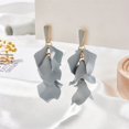 thumbnail image 1 of Pendientes largos de pétalos de color caramelo con estilo Pendientes con pasador de plata 925 con pintura en aerosol acrílica y diseño de pétalos coloridos de uso versátil, 1 of 6