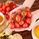 thumbnail image 3 of Paquete de 2 tomates cherry artificiales, fruta artificial realista, tomate de simulación, tomates rojos artificiales, decoración de frutas, accesorios, 3 of 6