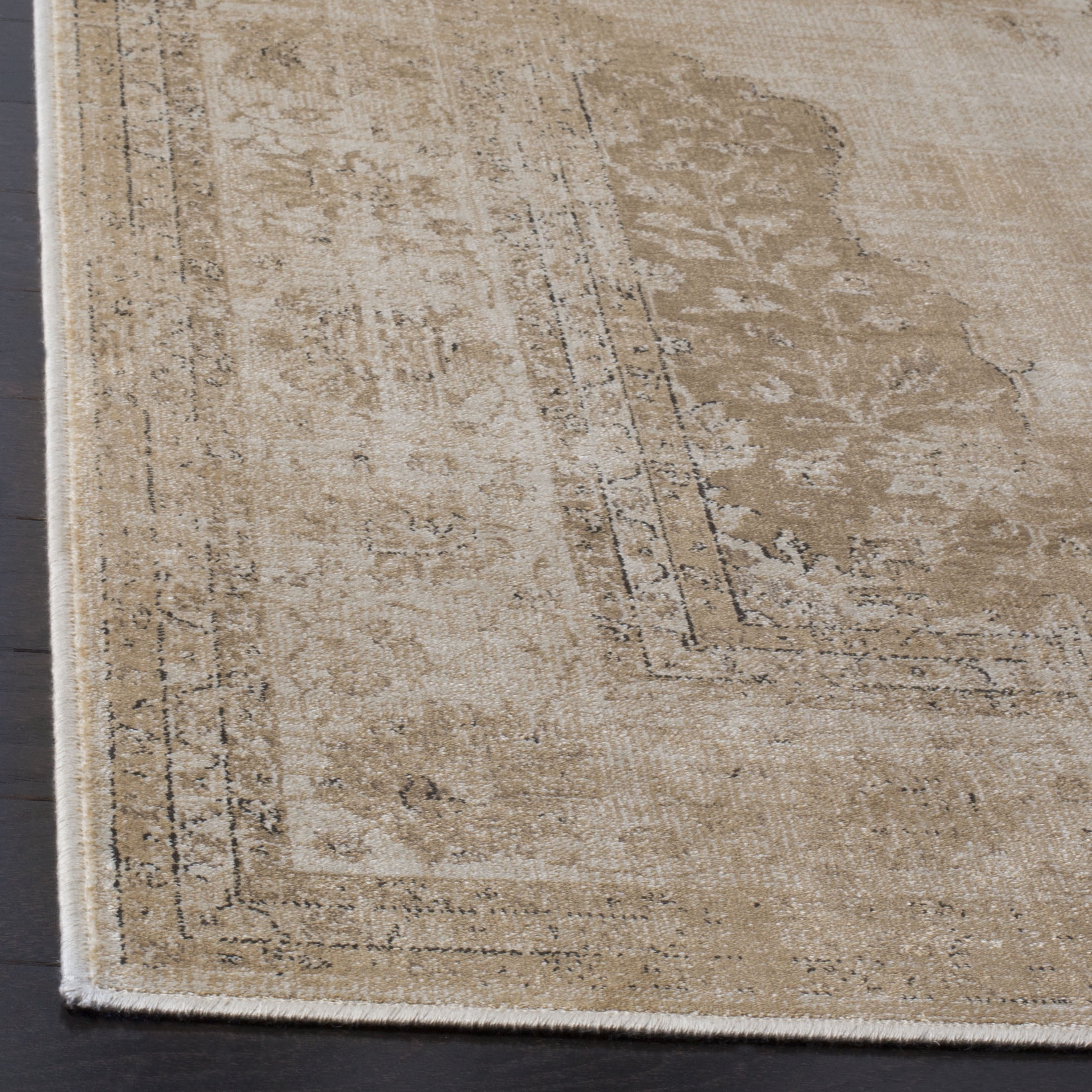 SAFAVIEH Vintage Winthrop Traditional Area Rug, Cream, 2' x 3'