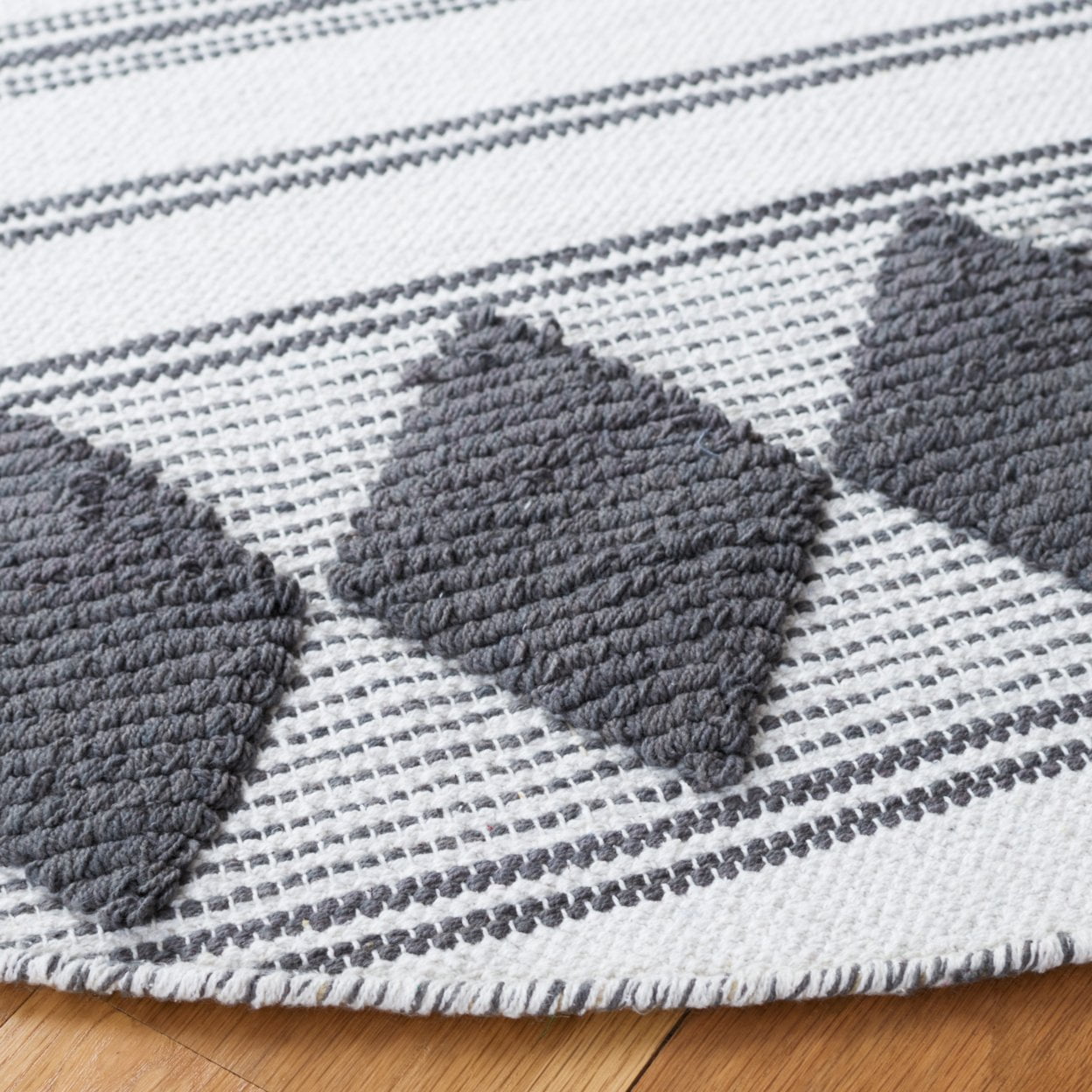 SAFAVIEH Montauk Foliage Striped Cotton Area Rug, Dark Grey/Ivory, 6' x 9'