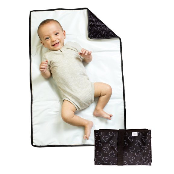 Disney Baby by J.L. Childress Cambiador portátil de cuerpo completo - Disney Travel Essential - Cambiador de pañales acolchado, impermeable y plegable - Extra grande 19" x 30" - Mickey Mouse negro