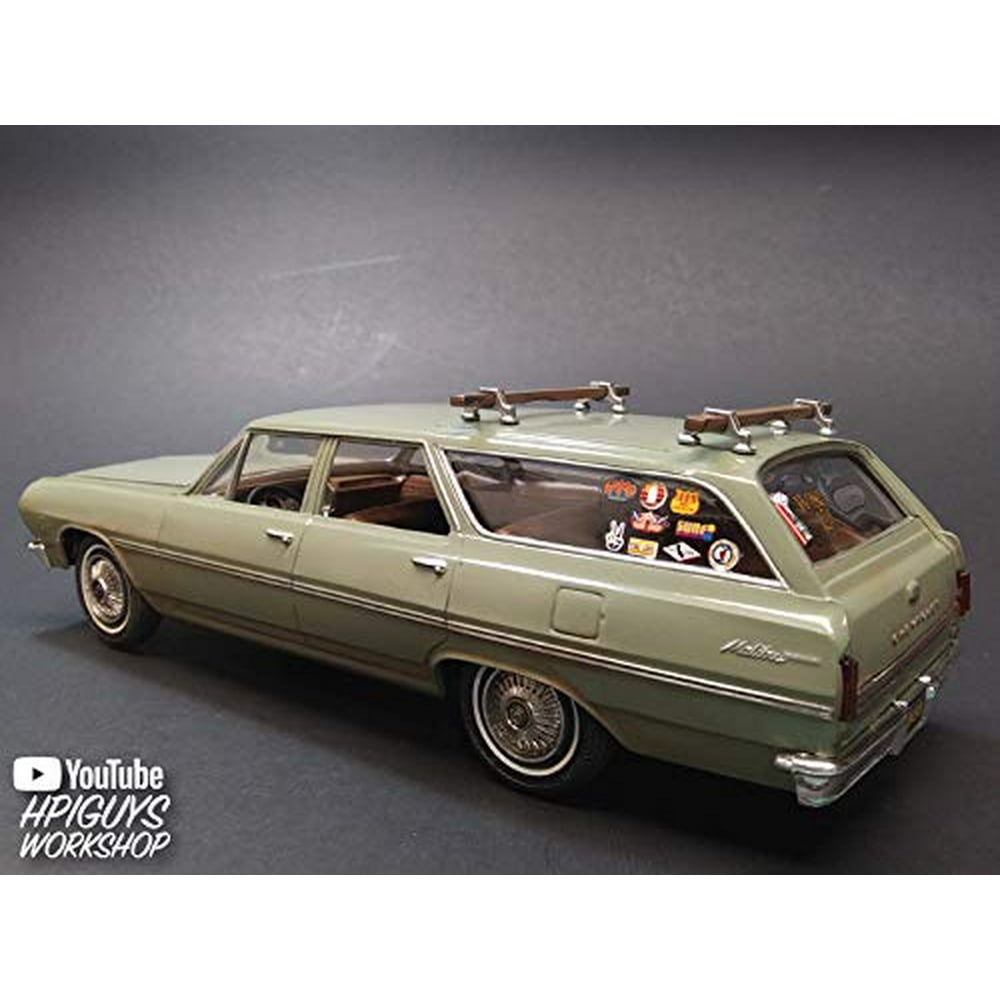AMT AMT1131 Skill 2 Model Kit 1965 Chevrolet Chevelle Surf Wagon with