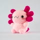 thumbnail image 3 of Ajolote de peluche tejido Esponjoso de Estambre | Despojo & Esponjoso (Rosa) Despojo & Esponjoso Chibi Ajolotito, 3 of 7