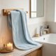 thumbnail image 4 of Toalla de baño de microfibra Corals Fleece – Ultrasuave, altamente absorbente y de secado rápido con asa para colgar – Toalla de baño mullida para el baño, spa, gimnasio o para usar de viaje., 4 of 6