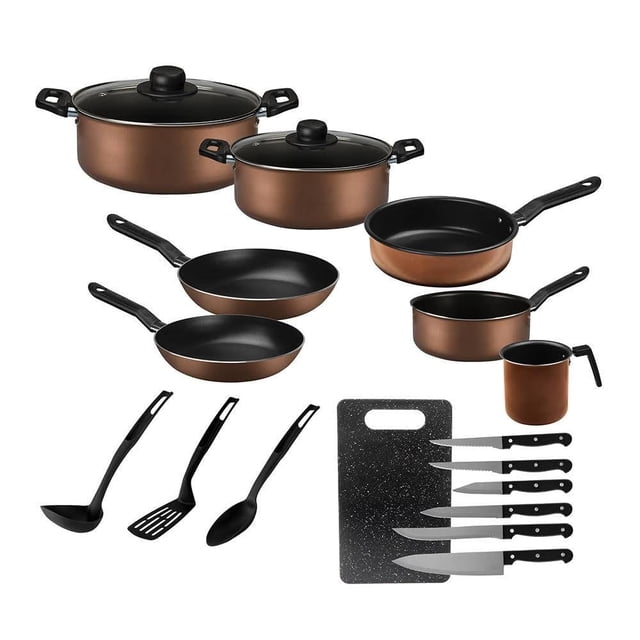 batería de cocina ekco cobre 19 piezas, set frontal con dos ollas con tapas de vidrio, cuatro sartenes y cazo con interior negro antiadherente de larga duración, jarrito medidor, tres utensilios de baquelita negros, tabla de picar y cinco cuchillos; exterior color cobre café y mangos remachados visibles; apto también para preparar y transportar porciones.