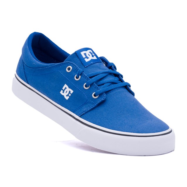 tenis dc shoes hombre trase tx azul adys300126431 Tenis azul de corte bajo con parte superior de lona, suela vulcanizada blanca con banda negra, cordones a juego, ojales metálicos y logo DC bordado en lateral y lengüeta; talón acolchado extra, vista 3/4 frontal sobre fondo blanco, adecuado para skate urbano y uso casual.