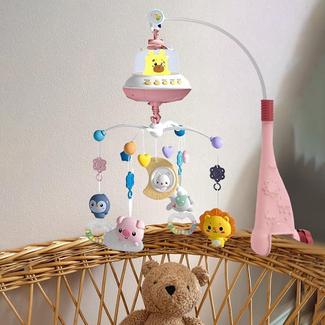 baby musical crib mobile timer setting music box for infant toddles nursery toys cuticat sonajeros móviles Móvil para cuna multicolor con caja musical blanca y rosa en brazo rosa, vista frontal; cuatro sonajeros colgantes desmontables (pingüino, cerdito, león, foca), cuentas y corazones pastel, cruceta giratoria 360°, temporizador ajustable (20/40 min según especificación), material polipropileno, tamaño 56 cm x 58 cm. También suele usarse como sonajero portátil para entretener al bebé fuera de la cuna.