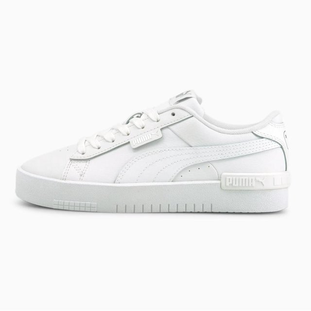 tenis puma jada jr unisex 381990-02 blanco 24.5 perfil lateral derecho de tenis deportivos blancos con suela elevada de goma, plantilla SoftFoam+, panel lateral sintético y talonera de TPU con logotipo PUMA en relieve; diseñados pensando en la comodidad para uso diario. También suelen usarse para looks casuales urbanos y paseo escolar.