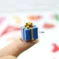 thumbnail image 1 of Mini caja de regalo de Navidad de 5-20 piezas, simulación de resina a escala 1/12, bonito regalo para niños, escritorio, casa de muñecas, jardín, coche, decoración del hogar（05 15 Pcs, 1 of 5