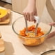thumbnail image 4 of Triturador de patata con mango de resistencia al calor antideslizante y placa de prensa redonda grande, 4 of 8
