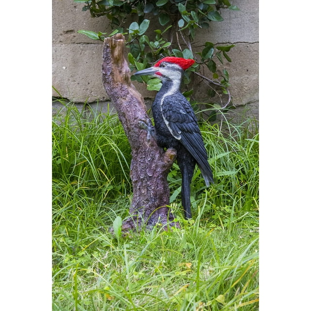 Garden Statue Hi-Line Gift Ltd., pájaro carpintero pileado en un árbol