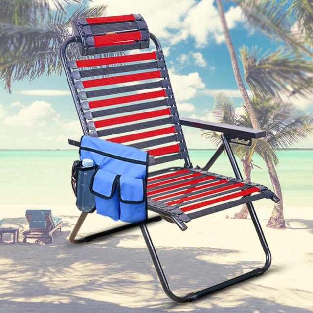 Sac Latéral pour Chaise de Plage Extérieure, Sac de Rangement Polyvalent Bleu en Tissu Oxford durable, Montré Attaché à une Chaise de Plage Rouge et Noire. le Sac Comprend Plusieurs Poches à Rabat et Compartiments pour Ranger des Articles comme des Téléphones, des Appareils Photo, des Lunettes de Soleil et des Bouteilles d'Eau. Il Comprend une Bandoulière pour une Portabilité Facile. la Chaise s'Asseoit dans un Fond de Plage Tropicale avec des Palmiers et un Ciel Bleu Clair.
