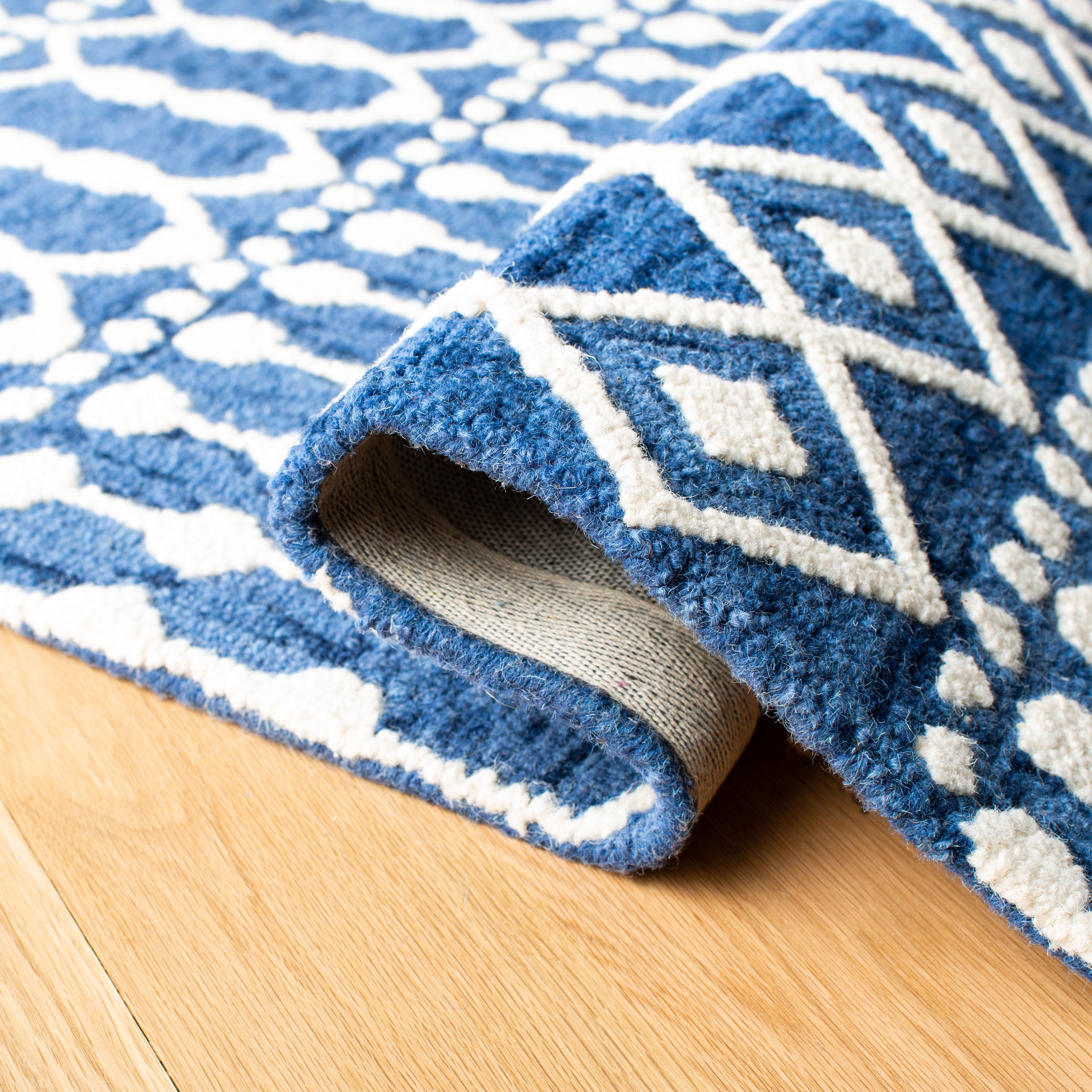 SAFAVIEH Blossom Aspen Aztec Runner Rug, Navy/Ivory, 2'3" x 8'