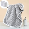 thumbnail image 1 of Juego de toallas de vellón Corals | Toalla facial y de baño suaves y absorbentes (2 piezas) | Poliéster | Secado rápido y resistente a la decoloración | Verde, gris, café y rosa | Toallas de, 1 of 5