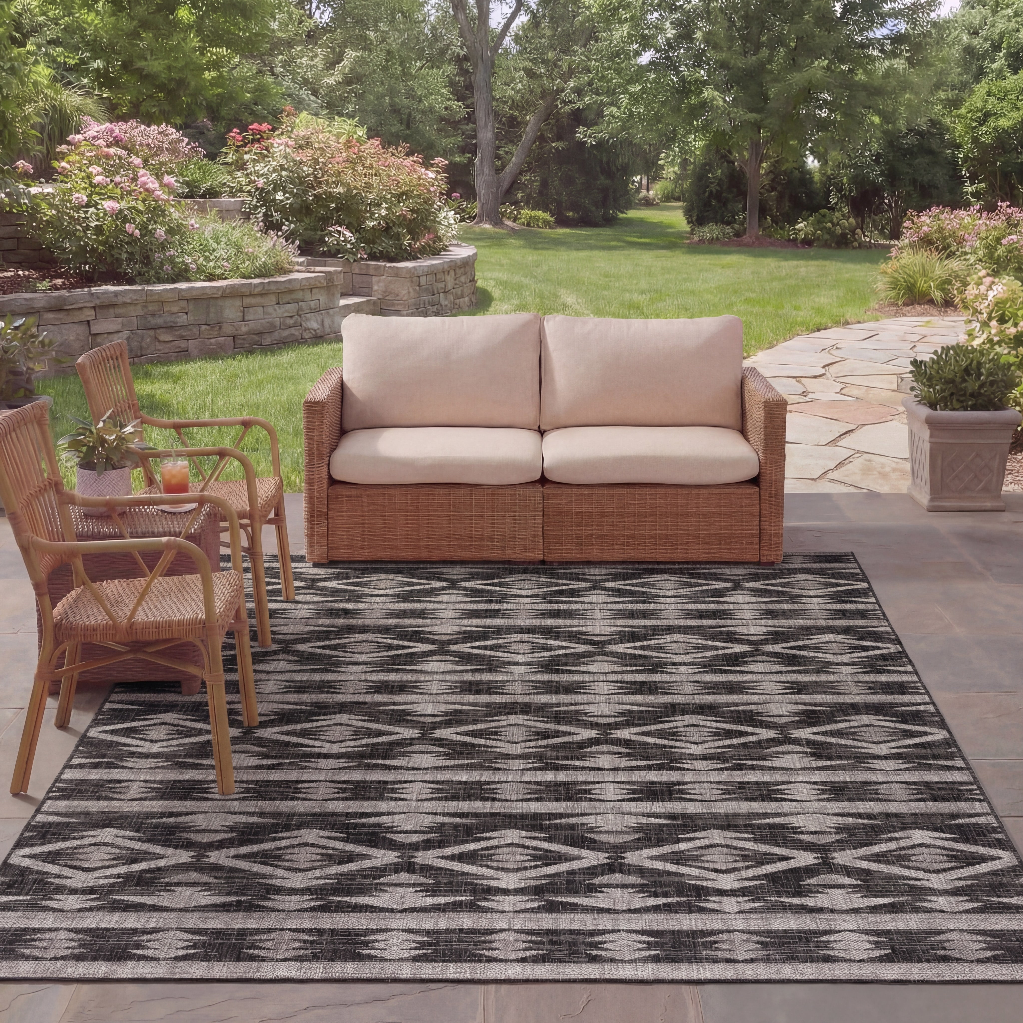 SAFAVIEH Courtyard April Geometric Indoor/Outdoor Area Rug, Black/Grey, 5'3" x 7'7"
