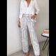 thumbnail image 4 of Conjunto de Dos Piezas para Mujer, con Estampado Geométrico, Pantalones de Cintura Alta y Camisa Sencilla. Gris XL, 4 of 7