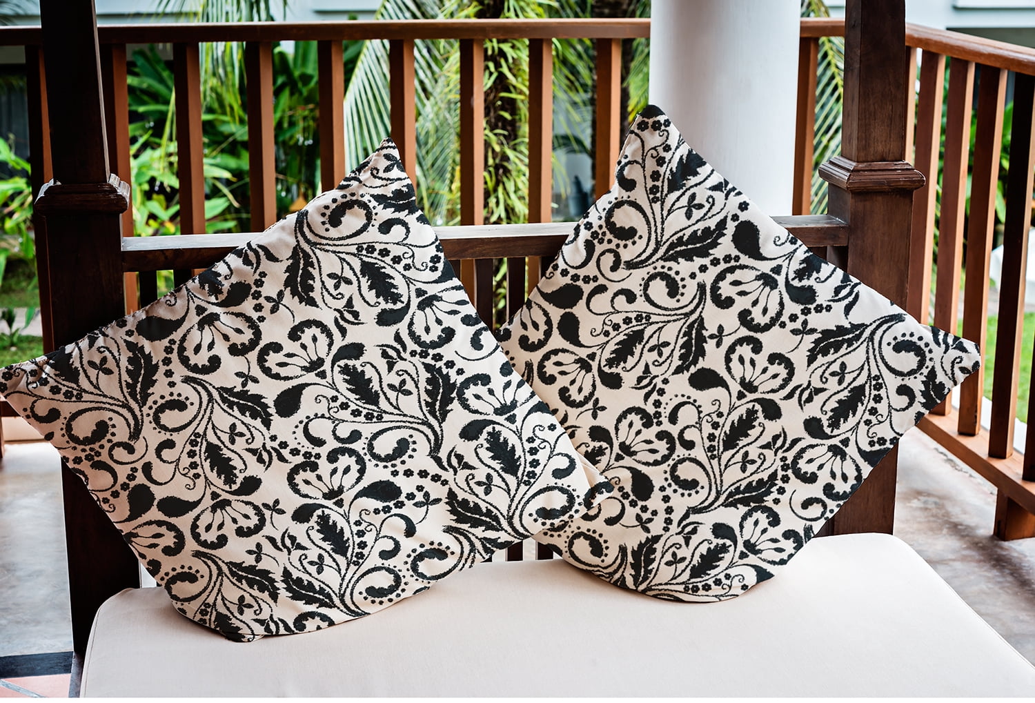 20" x 20" Simply Daisy Aurora Indoor/Outdoor Polyester Throw Pillow, Black Qty 1
