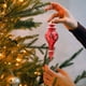 thumbnail image 5 of Caja de regalo de 3 bolas navideñas | Adornos colgantes creativos para árbol de Navidad con pintura a color | Adornos colgantes de bolas navideñas de plástico para fiestas, 5 of 6