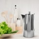 thumbnail image 3 of Jarra de agua fría de acero inoxidable reforzado con tapa plana, 2 litros de capacidad. Ideal para servir agua fría, zumos y té. Perfecta para la oficina., 3 of 8