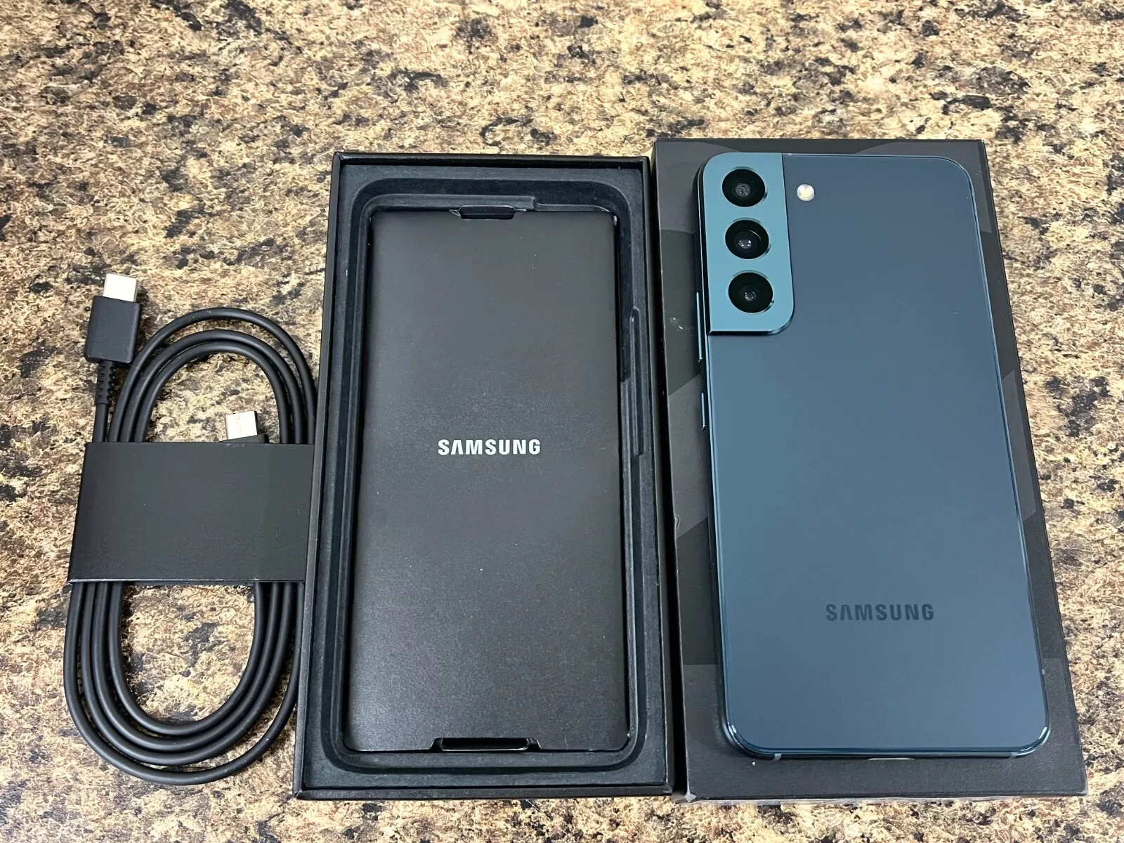 Samsung Galaxy S22 ブラック（箱あり） Samsung-Galaxy-S22-and-its-