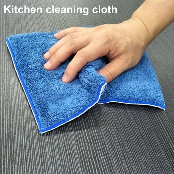 Nettoyage à La Main De L'intérieur De La Voiture Avec Un Chiffon En Tissu  Bleu