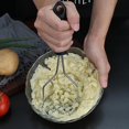 thumbnail image 4 of Machacador de huevos y verduras de acero inoxidable LIUYMXG con mango negro, 4 of 5