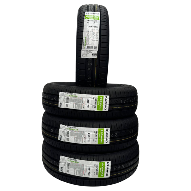 paquete de 4 llantas kumho ecowing es31 p 185/65r15 88 t, cuatro llantas negras apiladas sobre fondo blanco con etiqueta blanca y verde de Kumho Tire; banda de rodamiento simétrica visible y costado marcado 185/65R15, diseño orientado a tracción y menor desgaste, adecuado para reemplazo de juego completo en autos compactos.