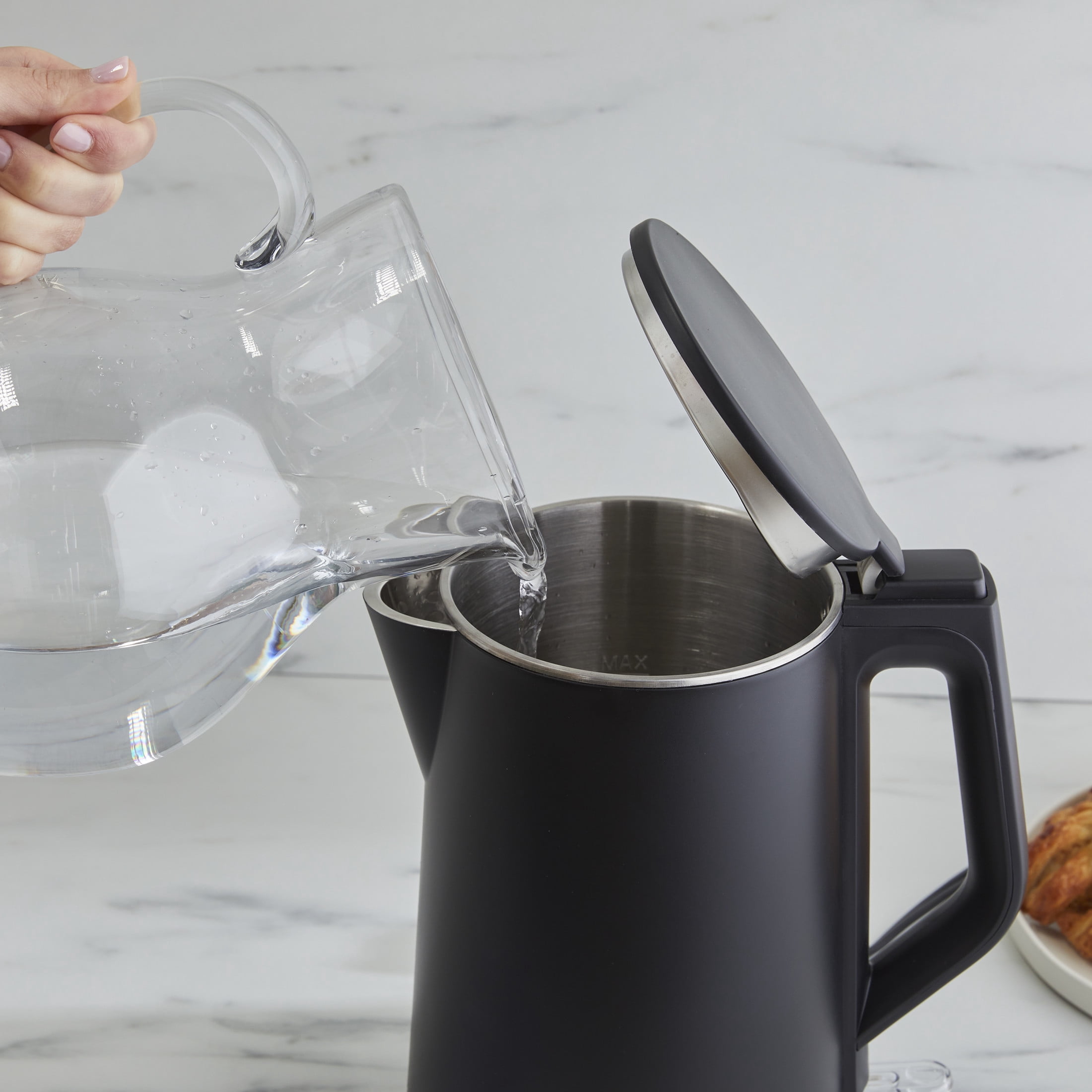 West Bend 1.5 Liter Electric Kettle, in Black (KTWB2LBK13)