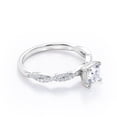 thumbnail image 3 of JeenMata Anillo de Compromiso de 4 Puntas con Diamantes de Talla Princesa con Detalles Pavé en Oro Blanco de 10 K, 3 of 6
