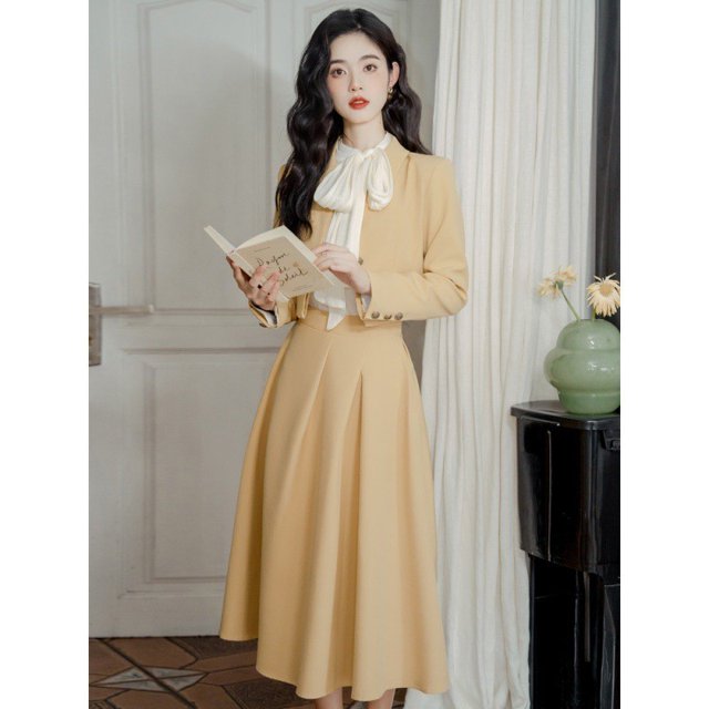 Traje de dos piezas de primavera y otoño para mujer, nueva ropa elegante de estilo socialité, abrigo de color amarillo crema de alta calidad, falda